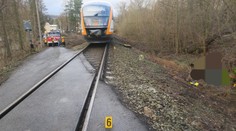 Invalida na tříkolce uvízl v kolejišti a mířil na něj vlak. Je zraněný