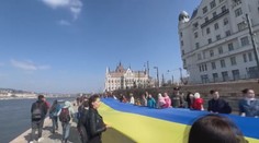 Demonstranti v Budapešti podpořili Ukrajinu. Orbánovi vyčítají neúčast