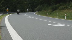 Na silnicích se objevilo nové dopravní značení. Má pomoci motorkářům