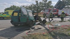 Řidič předjel auta a vjel přímo pod vlak. Teď mu hrozí vězení