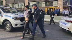 Muž v Sydney útočil na lidi nožem, jednu ženu zabil, druhou zranil