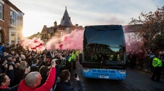 Nechutná dohra šlágru Premier League. Autobus hostujících City byl napaden