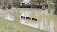 V Praze prasklo potrubí, voda zaplavila park na Letné