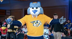 Maskot Nashvillu roztancoval Karlův most, pak se nechal i portrétovat