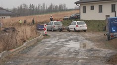 Lidé už roky čekají na příjezdovou cestu k domům. Firma se k dostavbě nemá