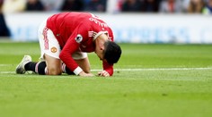 Liverpool pouze remizoval a sen o titulu mizí v dáli. United schytali debakl