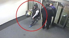 Poznáte ho? Ukradl ženě tašku s klíči, podle adresy vybílil i dům