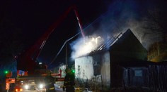 Kočka strhla ubrus se svíčkou, důchodci shořel celý dům