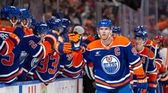 Hvězdný McDavid je zpátky. Po trestu se vrátil výhrou i gólem