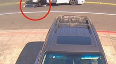 Auto několik metrů vláčelo ženu po betonu, nechtěla se vzdát kabelky