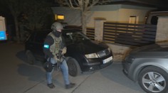 Jako z filmu. Jeden z podezřelých při razii vytáhl zbraň, policie ho zneškodnila