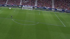 Jak vysoko míč vykopl? Gólman z výkopu trefil dron s kamerou