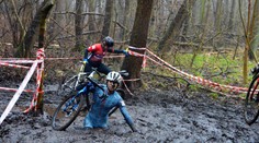 Polský závod se proměnil v zápas v bahně, cyklisté v něm byli po pas