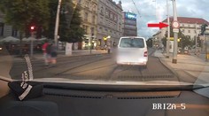 VIDEO: Opilec ujížděl strážníkům, nedbal ani zákazu vjezdu!