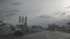 V Chrudimi řešili nehodu bez řidiče. Dodávka mu sama ujela