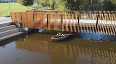 Obrácené zábradlí předělali, vodáci přesto lávku sotva podjedou