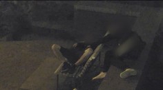 Zloděj okradl spícího muže, a dokonce si k němu na chvíli lehnul. Vše zachytily kamery