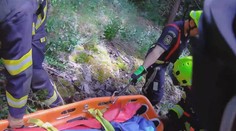 Dívka (15) spadla na školním výletě ze skály. Letěl pro ni vrtulník