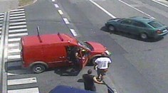 DRSNÁ RVAČKA V PRAZE: Agresivní spolujezdec zmlátil řidiče auta, které nabourali
