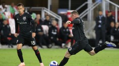 Rooneyho přímák z říše snů! Trefil to skoro ze 40 metrů. VIDEO
