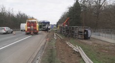 U Poděbrad omezuje dopravu kamion. Převrátil se návěs s novými automobily