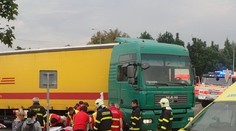 Cyklista vjel přímo pod kamion, hasiči ho tahali ven přes hodinu!