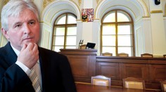 Vláda odborníků možná projde. 80 poslanců má obří dluhy a nechtějí přijít o koryta
