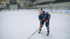 VIDEO: To je borec! Kovalčuk žongluje se dvěma puky najednou
