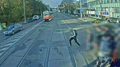Děsivé video: Žák v Brně přebíhal před tramvají, ta ho smetla