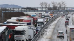 Při nehodě desítek aut se zranilo šest lidí. Dálnici D5 zprůjezdnili po 11 hodinách