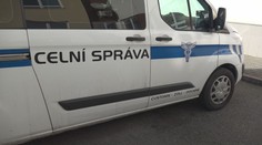 Cizinec v dodávce převážel statisíce. Celníkům to nedokázal vysvětlit