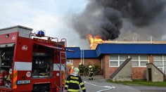 Bazénu hořela střecha, uvnitř zůstali lidé! Zachraňovali je hasiči