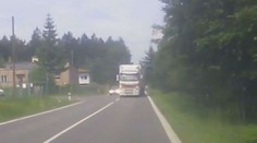 VIDEO: Blázen s kamionem málem převálcoval osobák. Hledají ho