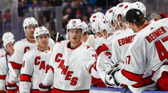 Hokejová parádička: Aho zmátl všechny, když si přihrál o mantinel
