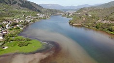 Populární jezero se zbarvilo do děsivého odstínu. Hrozí úhyn ryb a zákaz koupání