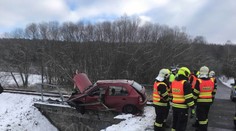 Vlak smetl na přejezdu auto se seniory, hasiči je museli vyprostit