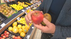 Hrozny i jablka napadrť. Štáb TV Nova zkontroloval stav potravin v obchodech