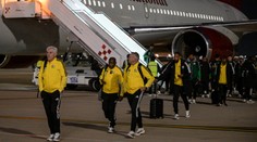 Na českého soupeře čekal jediný fanoušek. Hráči stáli frontu, aby se mu podepsali