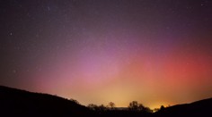 Nevšední jev nad Českem. Noční oblohu rozsvítila polární záře