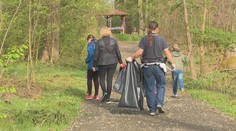 Tisíce lidí po Česku vyrazily s pytli do přírody. Při úklidech našli i kuriozity