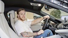 Pastrňák má novou káru. Na léto dostal hybrid, který umí 250 km/h