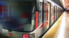Dítě, které přejelo metro, je po operaci v kritickém stavu