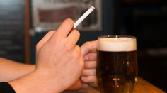 Zákaz kouření platí už rok. Češi omezili cigarety, zákon za tím není