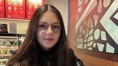 Dospívající Anděla má jen základku. Díky svému IQ však chodí na vysokou