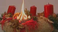 Adventní věnce nenechávejte zapálené bez dozoru, varují hasiči