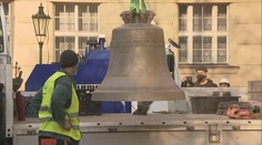 Neobvyklá podívaná v Praze. Na věž kostela po 100 letech vrátili dva zvony