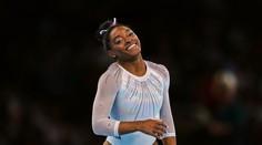 Nepřekonatelná výzva? Gymnastka Bilesová si ve stojce svlékla tepláky