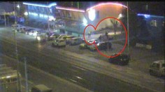 Strážníci si všimli brutální rvačky, agresor se vrhl i na jednoho z nich