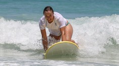 Šwiateková ukázala křivky v plavkách, v Perthu se bavila surfingem