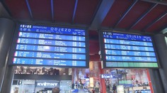 Blamáž na hlaváku v Praze. Lidé čekali na nástupišti, prázdný vlak odjel z jiného